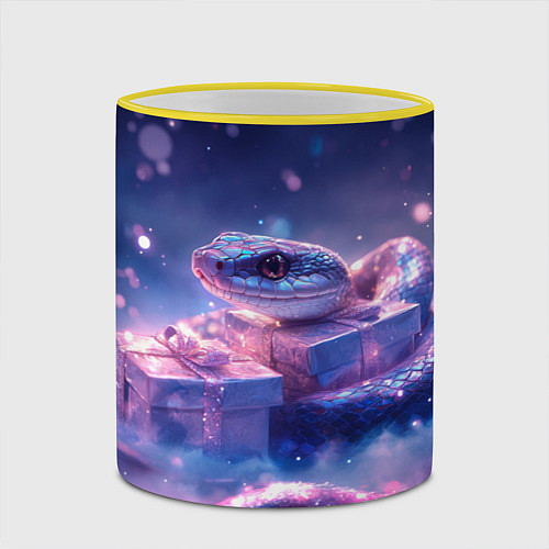 Кружка цветная Новогодняя магическая змея с подарками / 3D-Желтый кант – фото 2