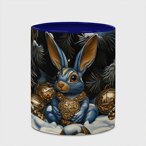 Кружка цветная Новогодний кролик под елкой / 3D-Белый + синий – фото 2