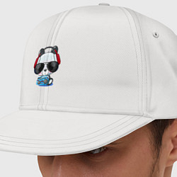 Кепка-снепбек Прикольный маленький панда в очках с магнитолой, цвет: белый