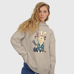 Толстовка оверсайз женская Кролик самурай с мечом, цвет: миндальный — фото 2