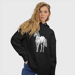 Толстовка оверсайз женская Белая лошадь стоит, цвет: черный — фото 2