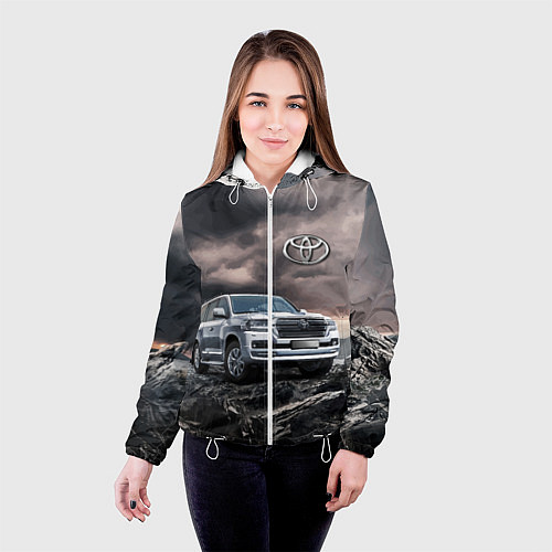 Женская куртка Toyota Land Cruiser 200 среди скал / 3D-Белый – фото 4