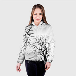 Куртка с капюшоном женская Черные ветки деревьев на белом фоне, цвет: 3D-белый — фото 2