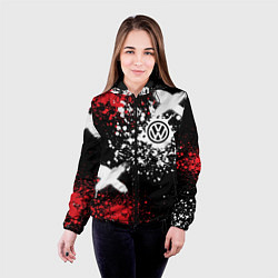 Куртка с капюшоном женская Фольксваген на фоне граффити и брызг красок, цвет: 3D-черный — фото 2