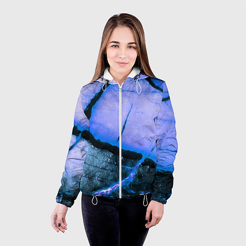 Женская куртка Трещины на абстрактном синем фоне / 3D-Белый – фото 4