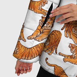 Куртка зимняя женская Тигровые потягушки паттерн белый, цвет: 3D-красный — фото 2