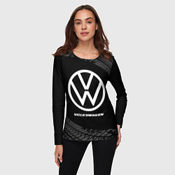 Лонгслив женский Volkswagen speed на темном фоне со следами шин, цвет: 3D-принт — фото 2