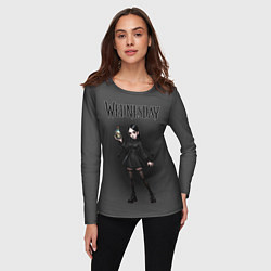 Лонгслив женский Уэнсдей стоит в динамичной позе и держит пузырек я, цвет: 3D-принт — фото 2