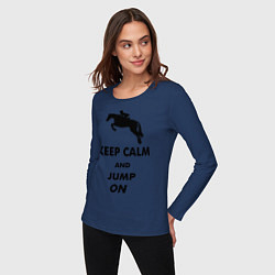 Лонгслив хлопковый женский Keep Calm & Jump On цвета тёмно-синий — фото 2