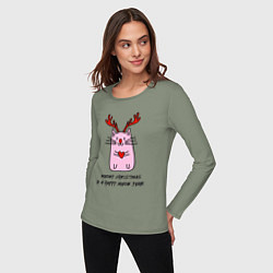 Лонгслив хлопковый женский Новогодний кот с сердечком в лапках, цвет: авокадо — фото 2
