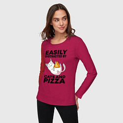 Лонгслив хлопковый женский Легко отвлекаюсь на котов и пиццу, цвет: маджента — фото 2