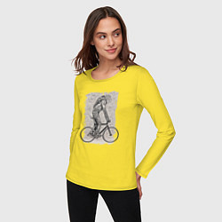 Лонгслив хлопковый женский Городской котик на велике, цвет: желтый — фото 2