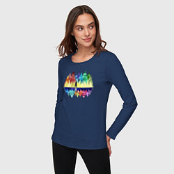 Лонгслив хлопковый женский Медведь и разноцветные горы, цвет: тёмно-синий — фото 2