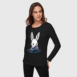 Лонгслив хлопковый женский Зайчонок обнял клубки The bunny hugged the balls, цвет: черный — фото 2