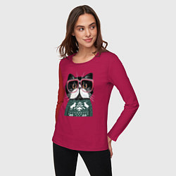 Лонгслив хлопковый женский Умный кот в очках в новогоднем свитере, цвет: маджента — фото 2