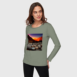 Лонгслив хлопковый женский Горный пейзаж в закате солнца, каменная река, цвет: авокадо — фото 2