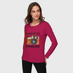 Лонгслив хлопковый женский Смотри в мою камеру, цвет: маджента — фото 2