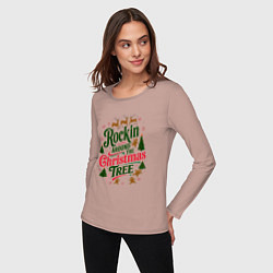 Лонгслив хлопковый женский Новогодняя атмосфера rockin around the christmas t, цвет: пыльно-розовый — фото 2