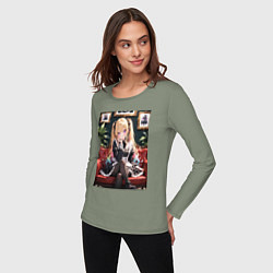 Лонгслив хлопковый женский Лоли-горничная сидит в кресле, цвет: авокадо — фото 2
