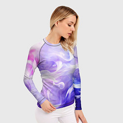 Рашгард женский Белые узоры на абстрактном фиолетовом фоне, цвет: 3D-принт — фото 2