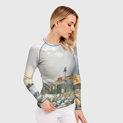 Рашгард женский Маяк и камни на пляже - акварельный рисунок, цвет: 3D-принт — фото 2