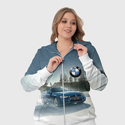 Женский 3D-костюм Крутая бэха мчится по лесной дороге, цвет: 3D-белый — фото 2