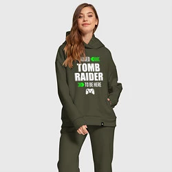 Женский костюм оверсайз I paused Tomb Raider to be here с зелеными стрелка, цвет: хаки — фото 2