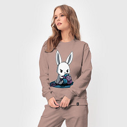 Костюм хлопковый женский Зайчонок обнял клубки The bunny hugged the balls, цвет: пыльно-розовый — фото 2