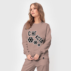 Костюм хлопковый женский Снежинки и надпись с нг кста, цвет: пыльно-розовый — фото 2
