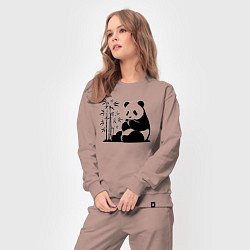 Костюм хлопковый женский Сидящая чёрная панда рядом с бамбуком, цвет: пыльно-розовый — фото 2