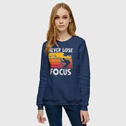 Свитшот хлопковый женский Never lose focus, цвет: тёмно-синий — фото 2