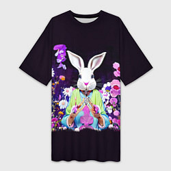Женская длинная футболка Кролик в цветах на черном фоне