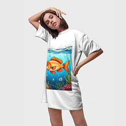 Футболка женская длинная Крупная золотая рыбка под водой на праздник день р, цвет: 3D-принт — фото 2