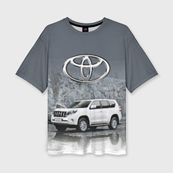 Женская футболка оверсайз Toyota Land Cruiser на фоне скалы