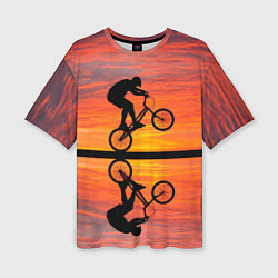 Женская футболка оверсайз Велосипедист в отражении