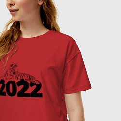 Футболка оверсайз женская Новогодний Тигр лежит на цифре 2022, цвет: красный — фото 2