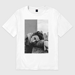 Женская футболка оверсайз Шаламе черно белое фото на фоне города