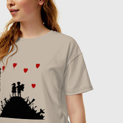 Футболка оверсайз женская Banksy Бэнкси мальчик и девочка на горе оружия, цвет: миндальный — фото 2