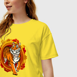 Футболка оверсайз женская Тигр выходит из груди, цвет: желтый — фото 2