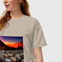 Футболка оверсайз женская Горный пейзаж в закате солнца, каменная река, цвет: миндальный — фото 2