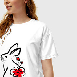 Футболка оверсайз женская Силуэт кролика с японским цветком, цвет: белый — фото 2