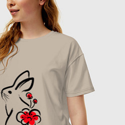 Футболка оверсайз женская Силуэт кролика с японским цветком, цвет: миндальный — фото 2