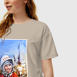Футболка оверсайз женская Юрий Гагарин на космодроме, цвет: миндальный — фото 2