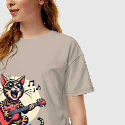 Футболка оверсайз женская Забавный полосатый кот играет на гитаре, цвет: миндальный — фото 2
