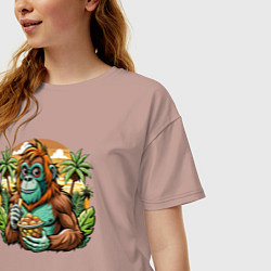 Футболка оверсайз женская Орангутанг на пляже, цвет: пыльно-розовый — фото 2