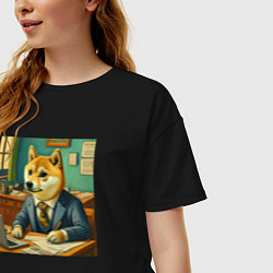 Футболка оверсайз женская Мемная собака Doge в костюме грустно работает за с, цвет: черный — фото 2