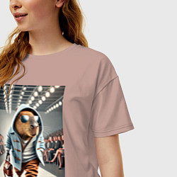 Футболка оверсайз женская Капибара модель на дефиле животных, цвет: пыльно-розовый — фото 2