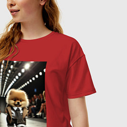 Футболка оверсайз женская Шпиц на подиуме - показ мод животных, цвет: красный — фото 2