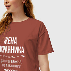 Футболка оверсайз женская Жена охранника важна, цвет: кирпичный — фото 2