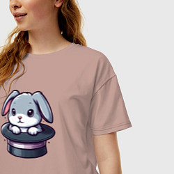 Футболка оверсайз женская Серый зайчик сидит в цилиндре, цвет: пыльно-розовый — фото 2
